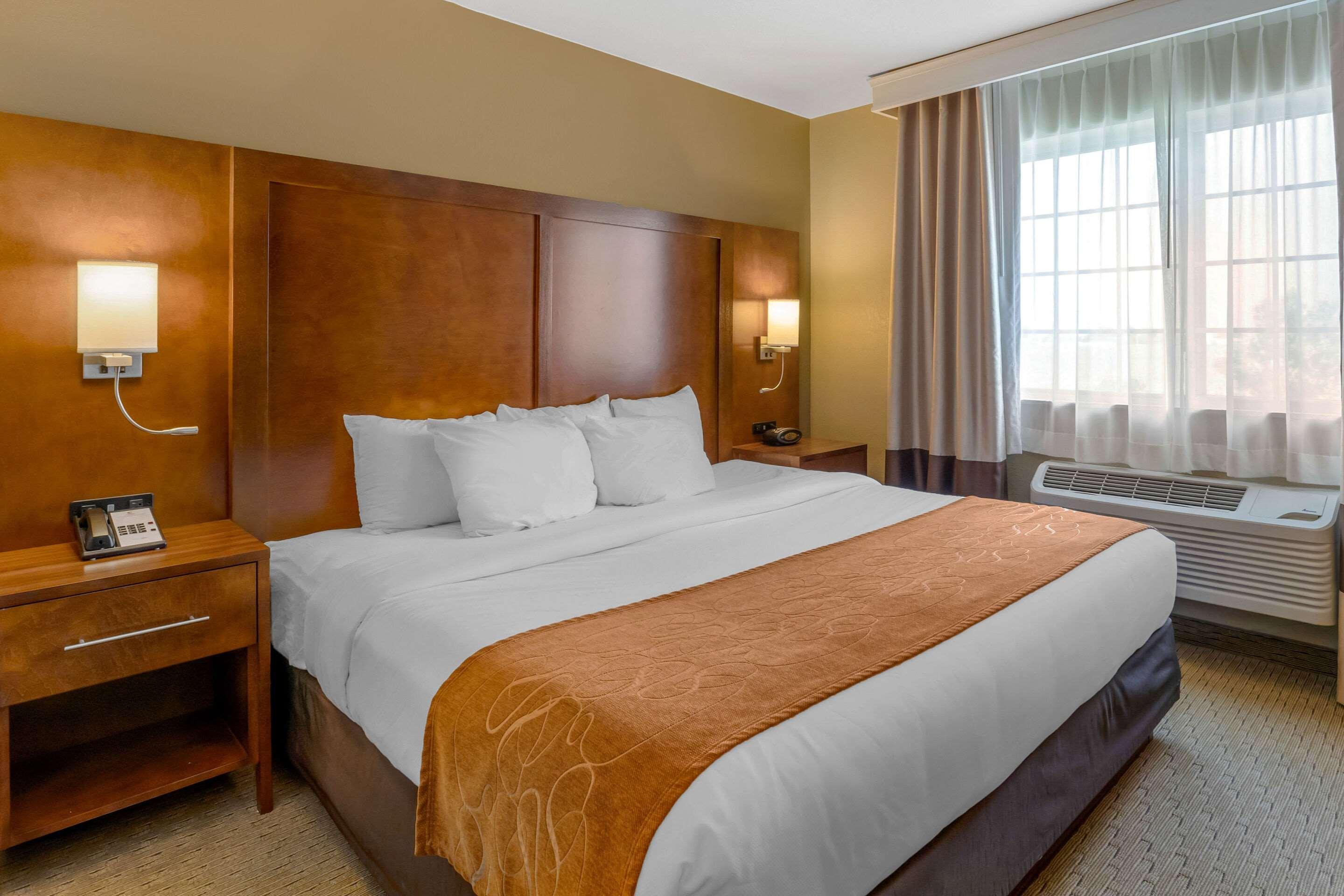 คอมฟอร์ต สวีท เบอร์ลิงตัน Hotel ภายนอก รูปภาพ