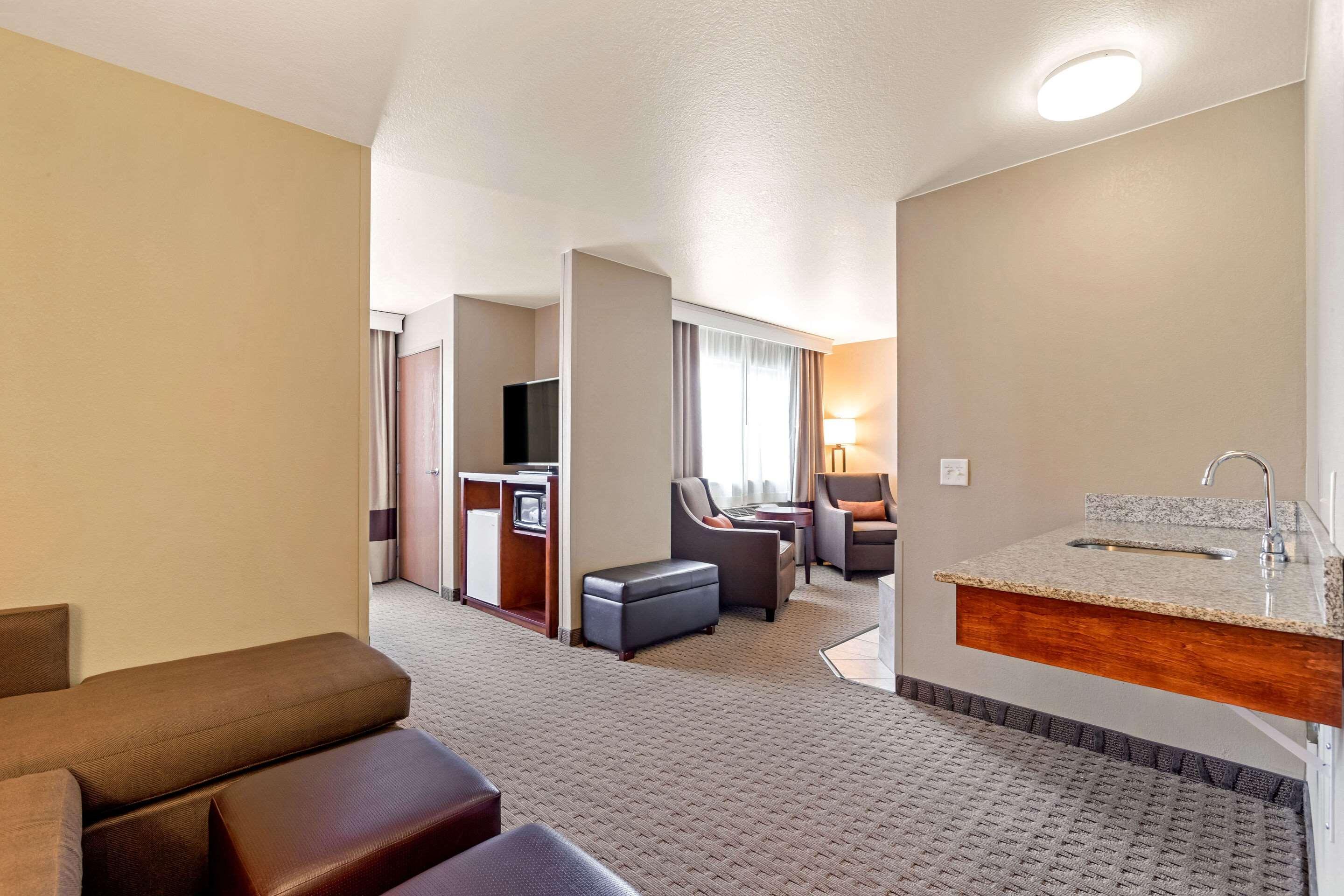 คอมฟอร์ต สวีท เบอร์ลิงตัน Hotel ภายนอก รูปภาพ