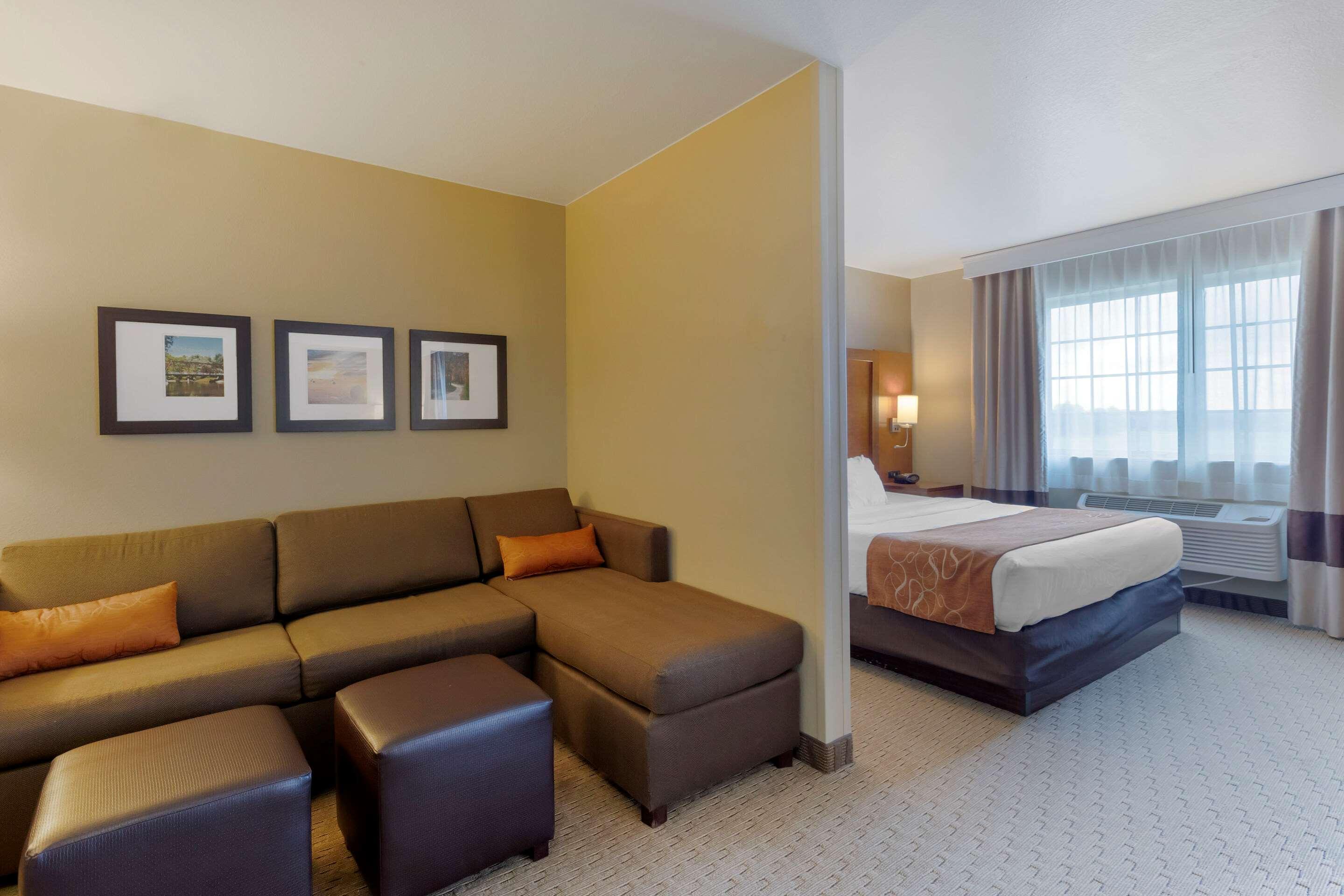 คอมฟอร์ต สวีท เบอร์ลิงตัน Hotel ภายนอก รูปภาพ