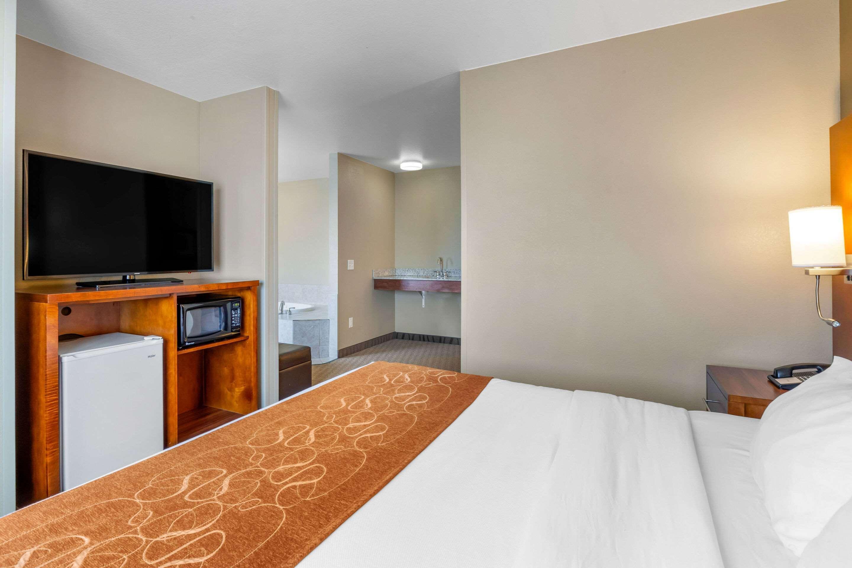 คอมฟอร์ต สวีท เบอร์ลิงตัน Hotel ภายนอก รูปภาพ