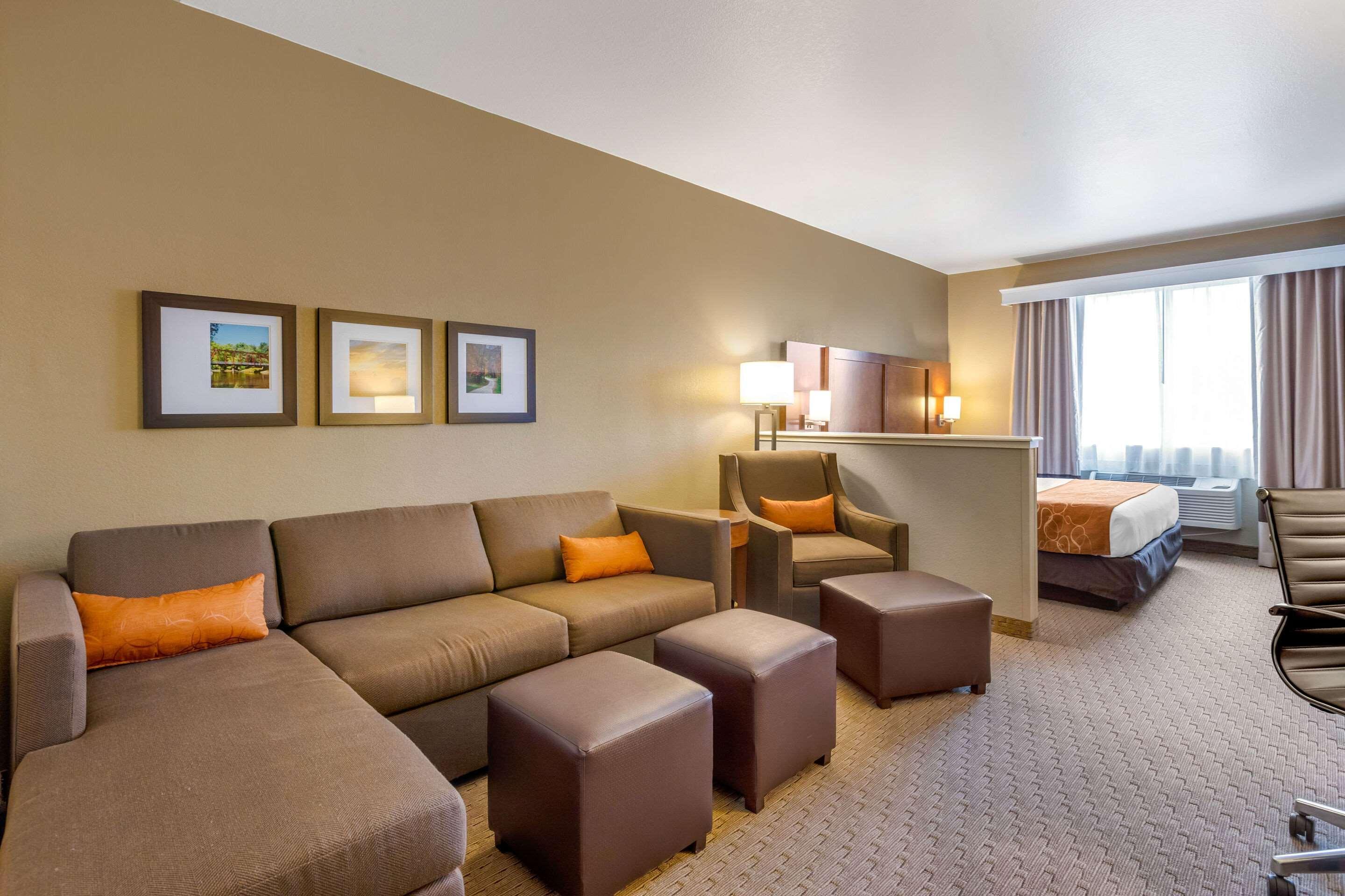 คอมฟอร์ต สวีท เบอร์ลิงตัน Hotel ภายนอก รูปภาพ
