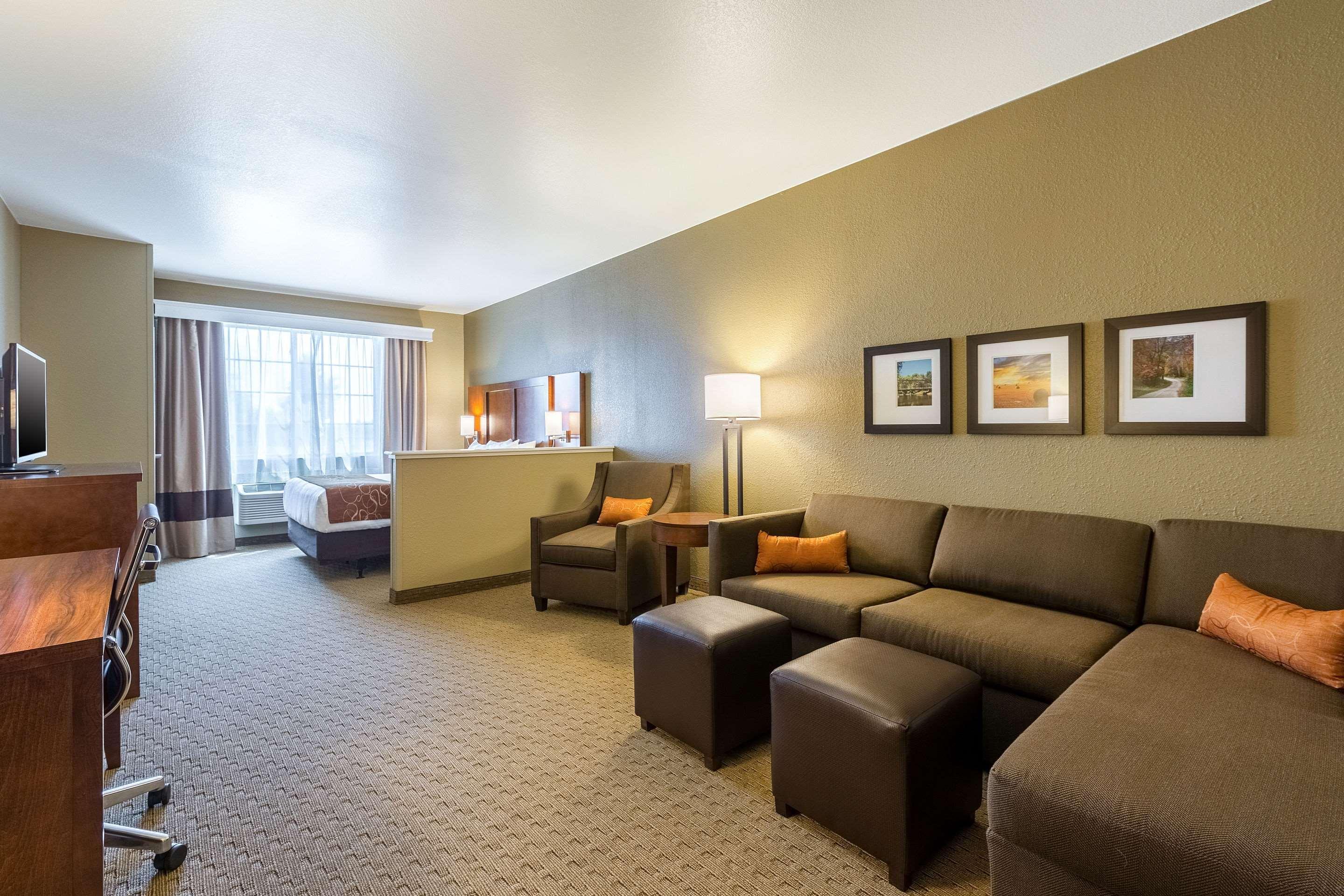 คอมฟอร์ต สวีท เบอร์ลิงตัน Hotel ภายนอก รูปภาพ