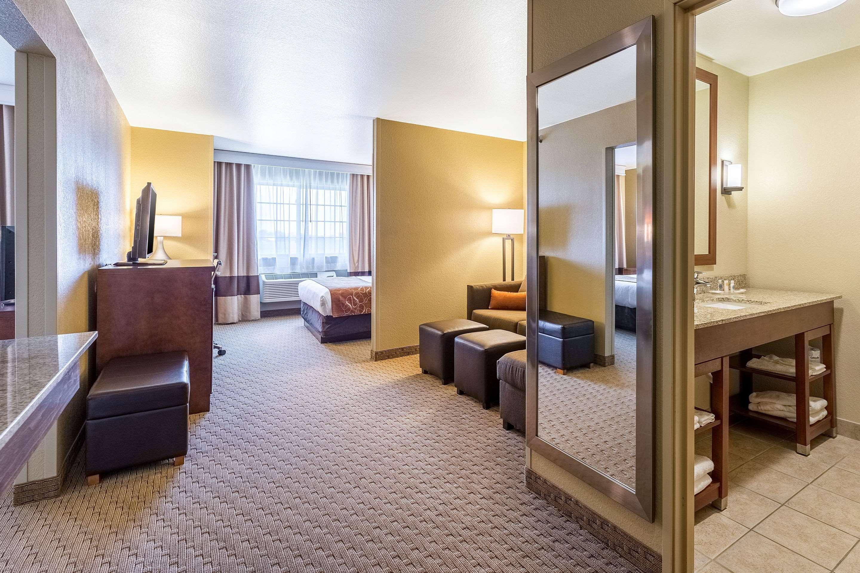 คอมฟอร์ต สวีท เบอร์ลิงตัน Hotel ภายนอก รูปภาพ