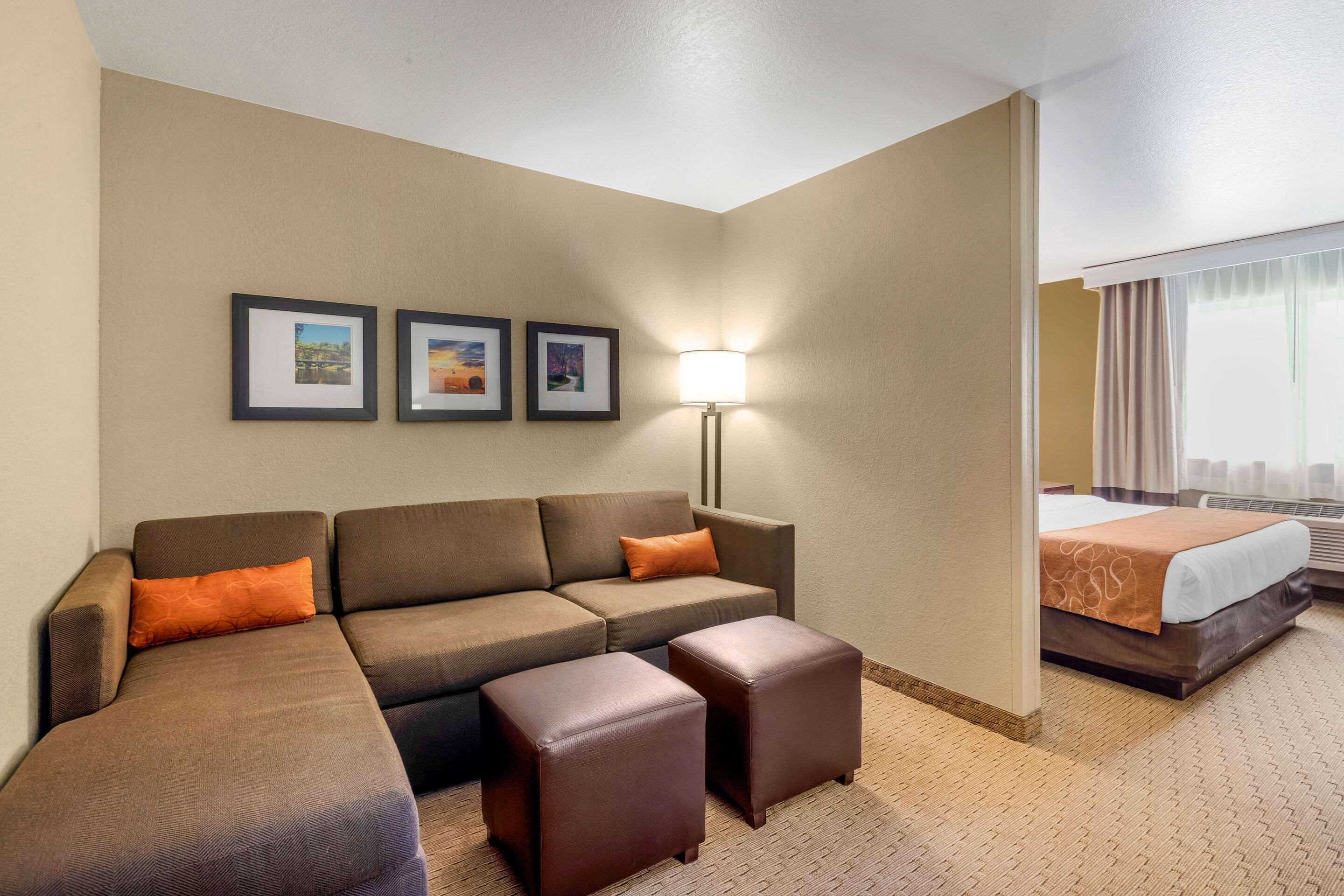 คอมฟอร์ต สวีท เบอร์ลิงตัน Hotel ภายนอก รูปภาพ